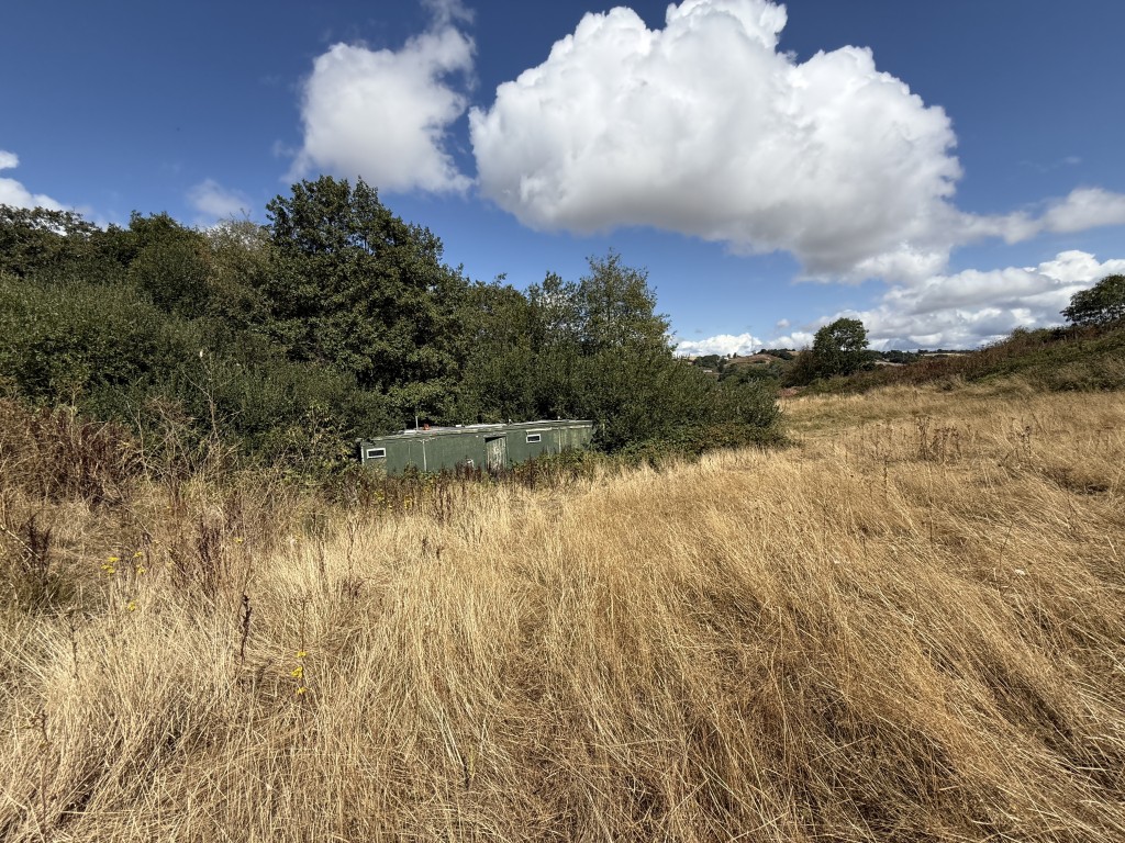 Lot: 114 - DETACHED BUNGALOW WITH APPROXIMATELY 11.6 ACRES, REQUIRING RENOVATION - Old outhouse